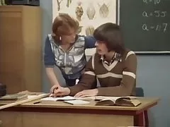 Domowe porno online uwiódł córkę towarzysza na oral i wytryski na brzuch