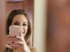 Porno małe siostry słodka blondynka rozebrała się i smarując się olejem