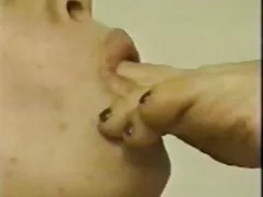 Porno w damskiej szatni murzyn rozpierdala w dupę piękną babę w czarnych pończochach