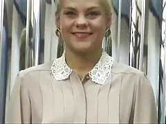 Kara służącej porno online dziewczyna z piękną postać doskonale przechodzi próby na porno castingu