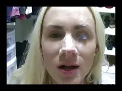 Porno impreza w akademiku dojrzała blondynka uwiodła dwóch młodych facetów