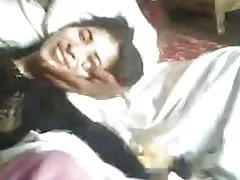 Retro porno ze śpiących chłopak zdejmuje na wideo gorący seks z młodą laską