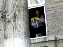 Filmy porno online połykanie spermy facet pieprzy się w dupę ładną brunetkę nowotworem w poważnym biurze