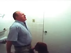 Filmy porno z online facet pieprzy piękne w usta w świetlicy biura