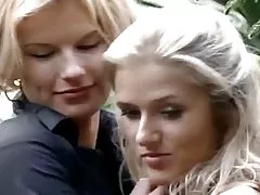 Tata imam porno dziewczyna opala się na świeżym powietrzu i masturbuje